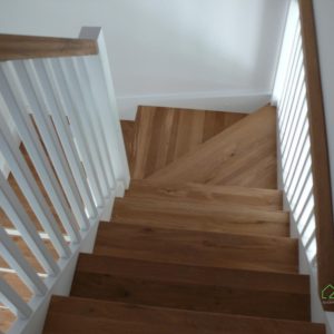 Nowoczesne schody drewniane samonośne